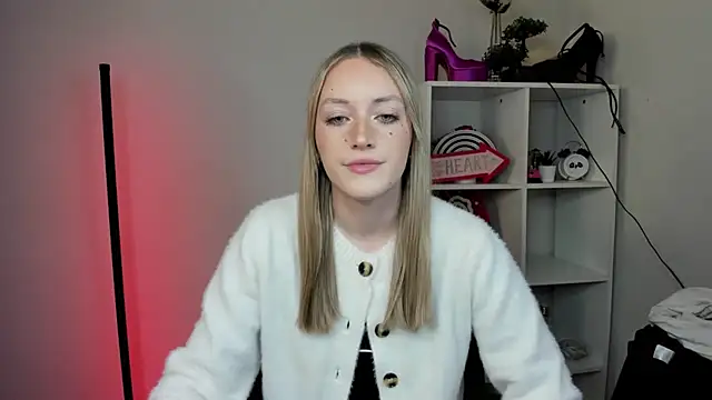 Snapshot of EvelynBlond chatting on March 20, 2026, 1:34 pm EvelynBlond online show from March 20, 2026, 1:34 pm
