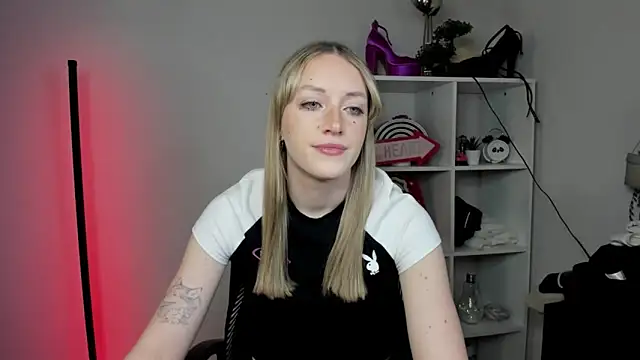 Snapshot of EvelynBlond chatting on March 26, 2026, 6:22 am EvelynBlond online show from March 26, 2026, 6:22 am