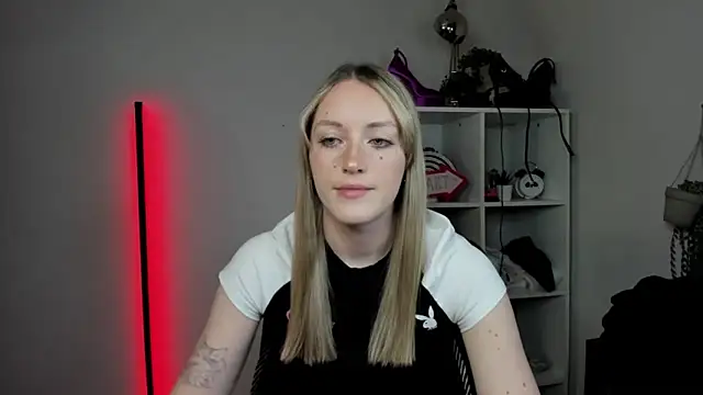 Snapshot of EvelynBlond chatting on April 7, 2026, 12:29 pm EvelynBlond online show from April 7, 2026, 12:29 pm