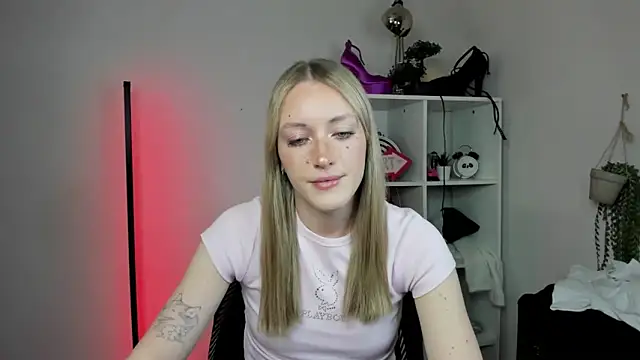 Snapshot of EvelynBlond chatting on March 30, 2026, 12:39 pm EvelynBlond online show from March 30, 2026, 12:39 pm