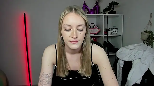 Snapshot of EvelynBlond chatting on March 16, 2026, 6:32 pm EvelynBlond online show from March 16, 2026, 6:32 pm