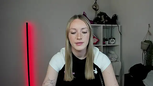 Snapshot of EvelynBlond chatting on April 2, 2026, 12:45 pm EvelynBlond online show from April 2, 2026, 12:45 pm
