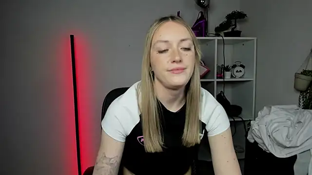Snapshot of EvelynBlond chatting on March 11, 2026, 6:35 pm EvelynBlond online show from March 11, 2026, 6:35 pm