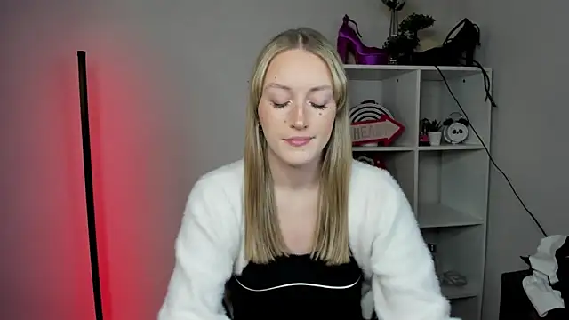 Snapshot of EvelynBlond chatting on March 23, 2026, 1:33 pm EvelynBlond online show from March 23, 2026, 1:33 pm