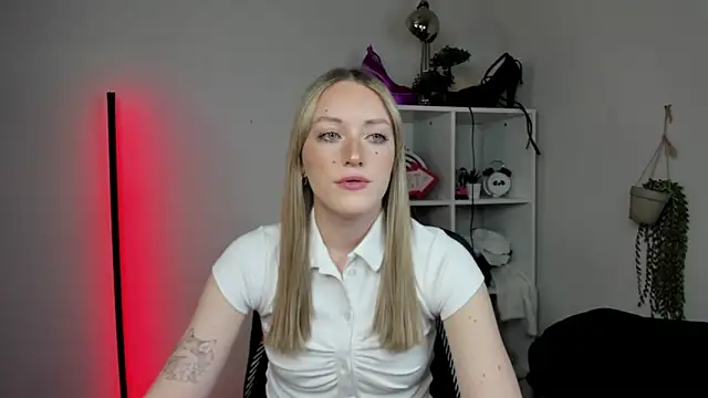 Snapshot of EvelynBlond chatting on March 31, 2026, 12:29 pm EvelynBlond online show from March 31, 2026, 12:29 pm