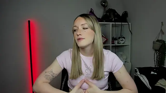 Snapshot of EvelynBlond chatting on April 3, 2026, 12:33 pm EvelynBlond online show from April 3, 2026, 12:33 pm