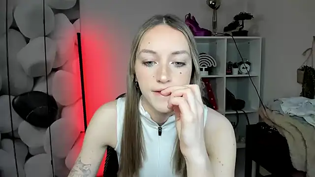 EvelynBlond online show from January 16, 2026, 1:37 pm