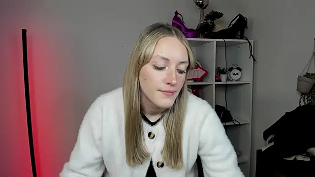 Snapshot of EvelynBlond chatting on March 26, 2026, 6:28 pm EvelynBlond online show from March 26, 2026, 6:28 pm