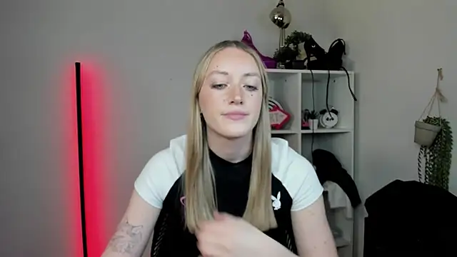 Snapshot of EvelynBlond chatting on April 1, 2026, 12:50 pm EvelynBlond online show from April 1, 2026, 12:50 pm