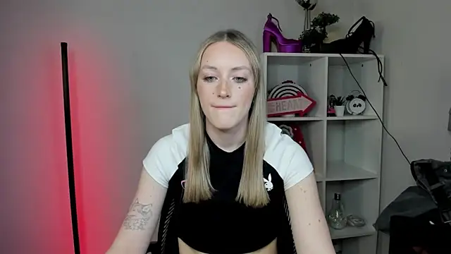 Snapshot of EvelynBlond chatting on March 25, 2026, 1:32 pm EvelynBlond online show from March 25, 2026, 1:32 pm