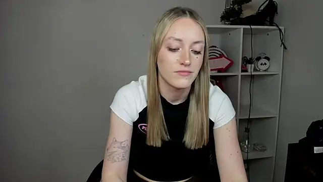 Snapshot of EvelynBlond chatting on March 19, 2026, 6:41 pm EvelynBlond online show from March 19, 2026, 6:41 pm