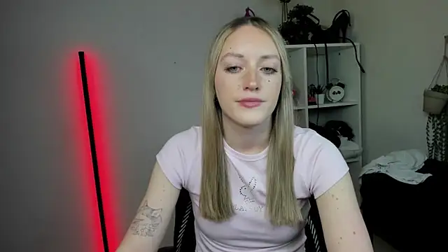 Snapshot of EvelynBlond chatting on April 13, 2026, 12:31 pm EvelynBlond online show from April 13, 2026, 12:31 pm