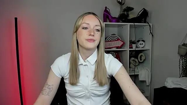 Snapshot of EvelynBlond chatting on March 27, 2026, 10:16 am EvelynBlond online show from March 27, 2026, 10:16 am