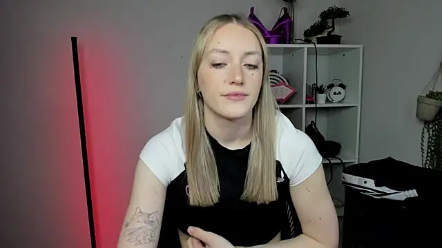 Snapshot of EvelynBlond chatting on March 13, 2026, 6:29 am EvelynBlond online show from March 13, 2026, 6:29 am
