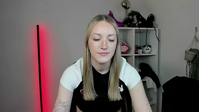 Snapshot of EvelynBlond chatting on April 1, 2026, 1:41 pm EvelynBlond online show from April 1, 2026, 1:41 pm