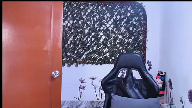 Snapshot of NaommiCampbell chatting on December 18, 2025, 8:34 pm NaommiCampbell online show from December 18, 2025, 8:34 pm