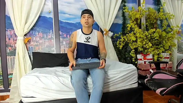 Snapshot of SabrinaAndEddy chatting on December 13, 2025, 8:04 pm SabrinaAndEddy online show from December 13, 2025, 8:04 pm