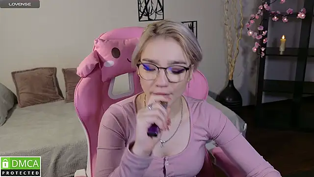 Snapshot of Megan_Lora chatting on November 21, 2025, 8:35 am Megan Lora online show from November 21, 2025, 8:35 am