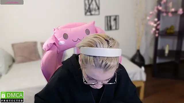 Snapshot of Megan_Lora chatting on November 27, 2025, 1:17 am Megan Lora online show from November 27, 2025, 1:17 am