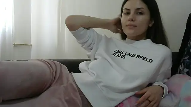 Erii18 online show from February 13, 2026, 1:44 pm