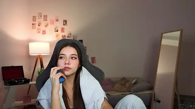 Snapshot of Vexorine chatting on December 15, 2025, 6:58 pm Vexorine online show from December 15, 2025, 6:58 pm