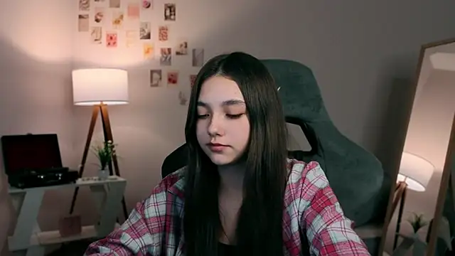 Snapshot of Vexorine chatting on December 4, 2025, 7:24 pm Vexorine online show from December 4, 2025, 7:24 pm