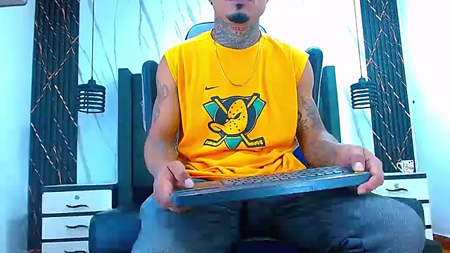 Snapshot of Hot_Latino_x chatting on February 19, 2026, 12:35 pm Hot Latino x online show from February 19, 2026, 12:35 pm