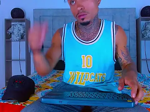 Snapshot of Hot_Latino_x chatting on February 20, 2026, 12:51 pm Hot Latino x online show from February 20, 2026, 12:51 pm