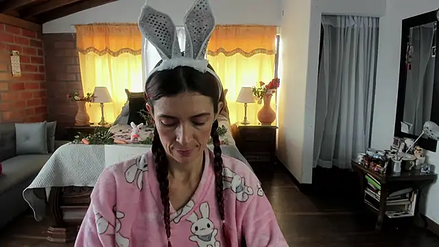 Snapshot of Charlotte-Willson chatting on April 2, 2026, 4:02 pm Charlotte-Willson online show from April 2, 2026, 4:02 pm