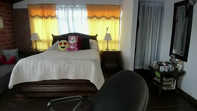 Snapshot of Charlotte-Willson chatting on May 9, 2026, 10:24 pm Charlotte-Willson online show from May 9, 2026, 10:24 pm
