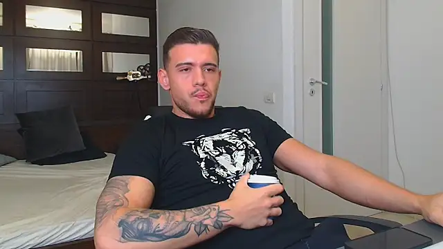 Snapshot of ElijahThorne chatting on January 19, 2026, 5:11 am ElijahThorne online show from January 19, 2026, 5:11 am