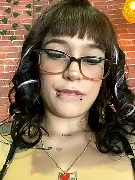 Snapshot of luna_sunflower chatting on December 16, 2025, 11:09 pm luna sunflower online show from December 16, 2025, 11:09 pm