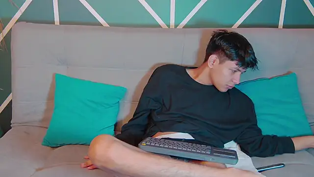 Snapshot of Liam_Sinclair chatting on December 19, 2025, 1:02 pm Liam Sinclair online show from December 19, 2025, 1:02 pm