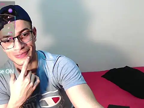 Roberth eduard21 online show from May 4, 2026, 10:23 pm