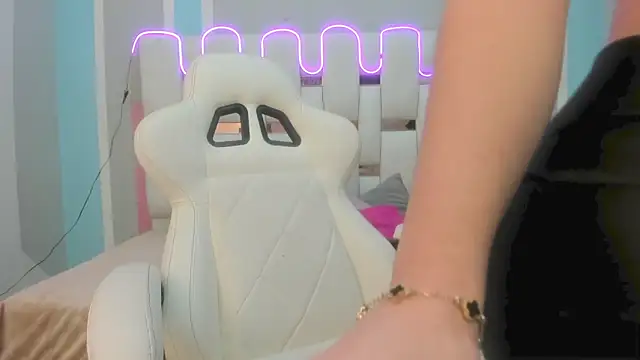 Snapshot of mask_red_girl chatting on January 7, 2026, 12:43 pm mask red girl online show from January 7, 2026, 12:43 pm