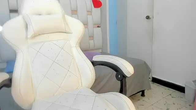 Snapshot of mask_red_girl chatting on February 18, 2026, 12:23 pm mask red girl online show from February 18, 2026, 12:23 pm