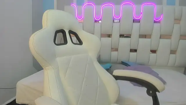 Snapshot of mask_red_girl chatting on January 8, 2026, 12:11 pm mask red girl online show from January 8, 2026, 12:11 pm