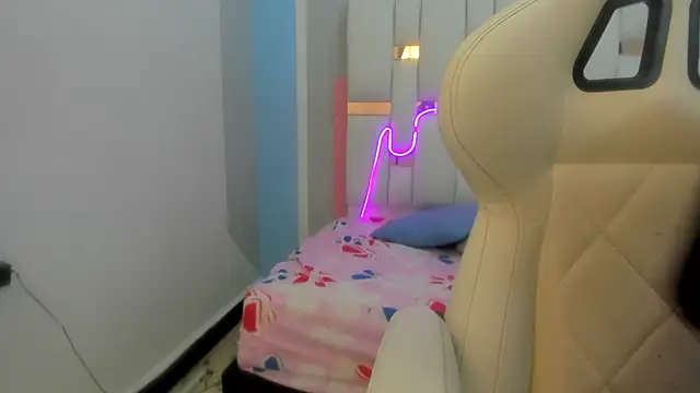 Snapshot of mask_red_girl chatting on February 10, 2026, 12:37 pm mask red girl online show from February 10, 2026, 12:37 pm