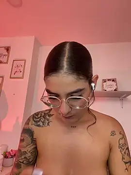 Snapshot of LauraRaider chatting on May 15, 2026, 9:35 pm LauraRaider online show from May 15, 2026, 9:35 pm