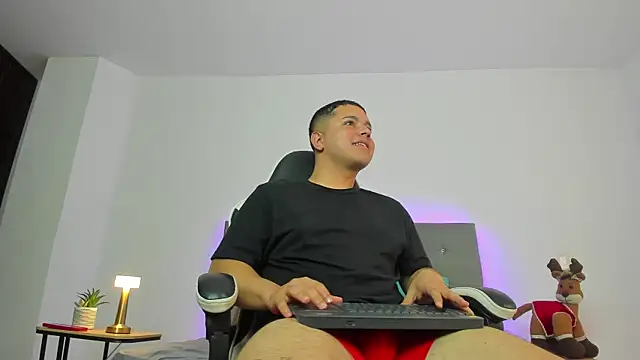 Snapshot of bry_hill chatting on November 25, 2025, 1:33 pm bry hill online show from November 25, 2025, 1:33 pm