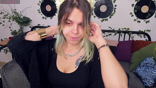 LiraBelle online show from November 24, 2025, 3:28 am