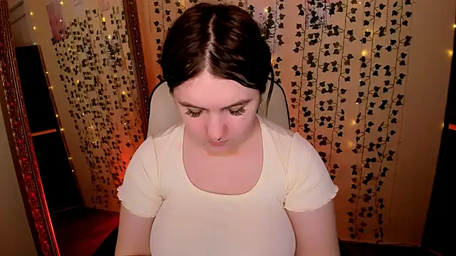 lovelyy julia online show from March 5, 2026, 5:04 am