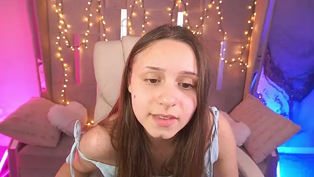 Snapshot of TinyNatalie chatting on May 8, 2026, 1:37 pm TinyNatalie online show from May 8, 2026, 1:37 pm