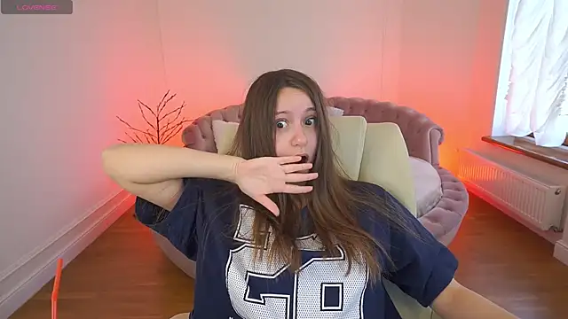 Snapshot of TinyNatalie chatting on April 11, 2026, 7:45 am TinyNatalie online show from April 11, 2026, 7:45 am