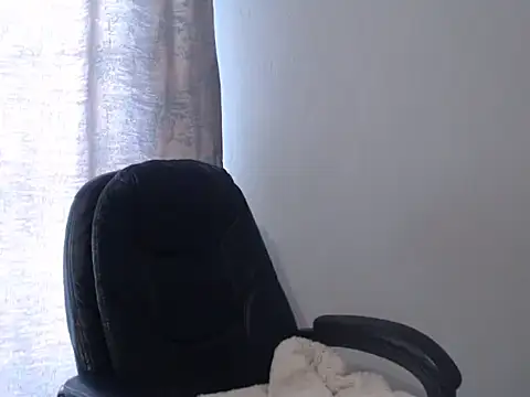 Snapshot of Yellowkitten95 chatting on December 14, 2025, 9:37 am Yellowkitten95 online show from December 14, 2025, 9:37 am