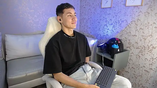 Snapshot of LoganFoster_ chatting on December 15, 2025, 11:31 pm LoganFoster online show from December 15, 2025, 11:31 pm