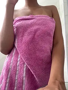 EweXZZ online show from April 9, 2026, 4:35 pm