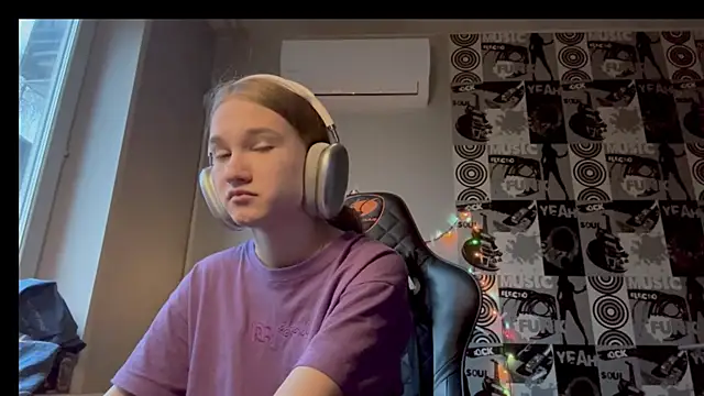 helgicuteness online show from December 15, 2025, 6:41 am