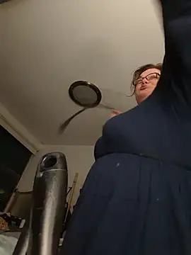 Snapshot of Tasmine chatting on December 2, 2025, 1:13 pm Tasmine online show from December 2, 2025, 1:13 pm