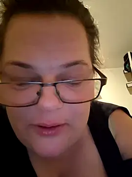 Snapshot of Tasmine chatting on November 24, 2025, 1:33 pm Tasmine online show from November 24, 2025, 1:33 pm